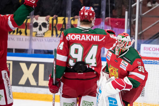 Moras målvakt Mattias Pettersson jublar