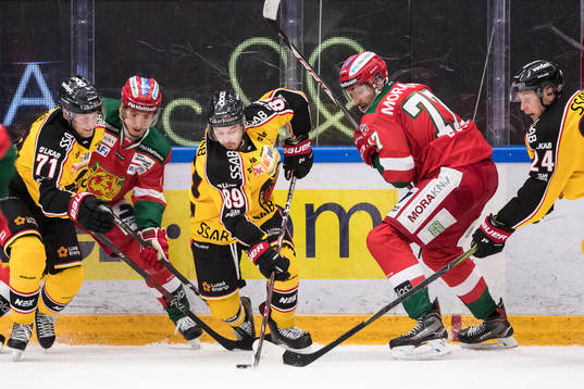 Luleås Ryan Johnston och Patrick Cehlin i kamp om pucken