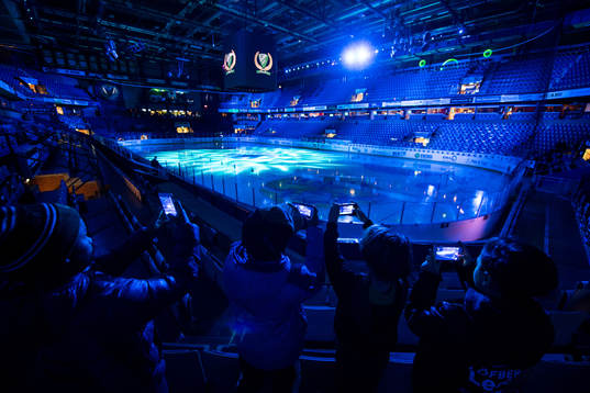Generell vy över några grabbar som fotar isen