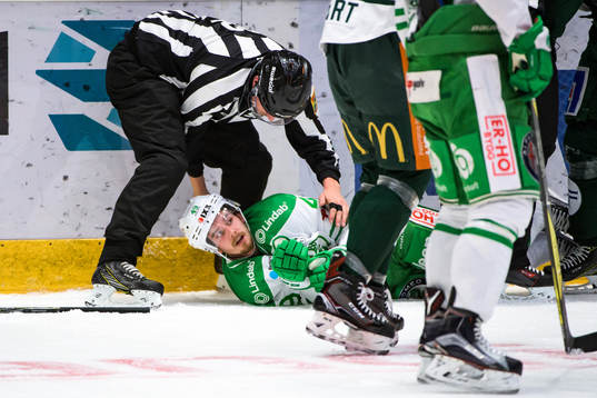 Rögles Sebastian Collberg ligger på isen