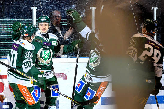 Färjestads Christoffer Törngren jublar med lagkamrater