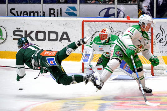 Färjestads Joakim Nygård och Rögles målvakt Justin