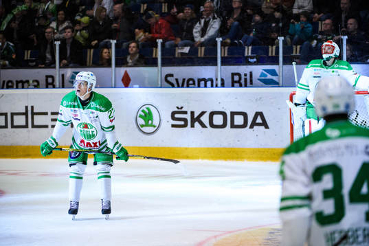 Rögles Jesper Williamsson och målvakt Justin Pogge tittar