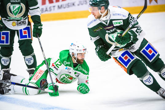 Rögles Jack Connolly och Färjestads Per Åslund