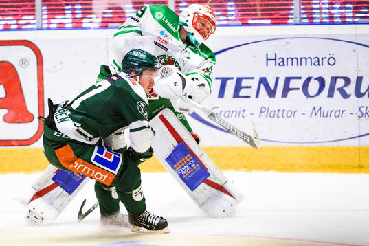 Färjestads Christoffer Törngren och Rögles målvakt