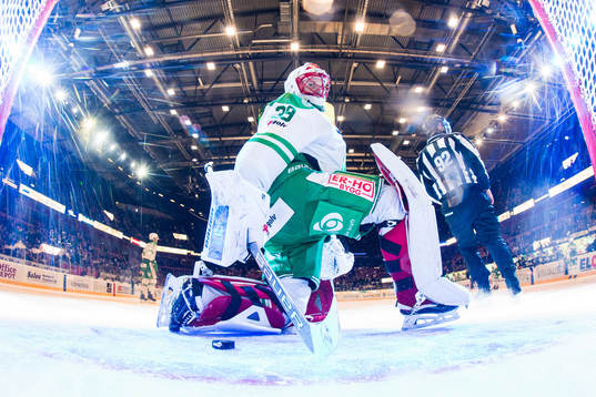 Rögles målvakt Justin Pogge deppar