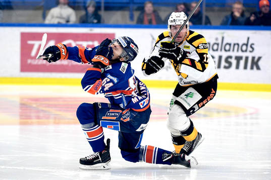 Växjös Eric Martinsson får en klubba i ansiktet av