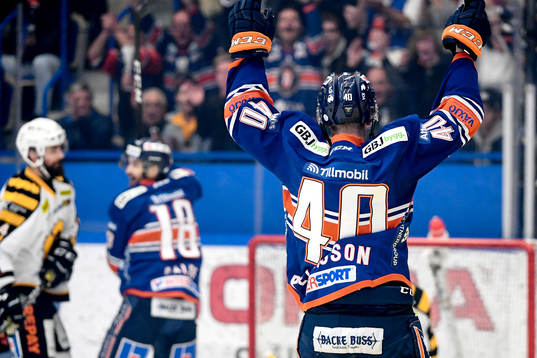 Växjös Elias Pettersson jublar