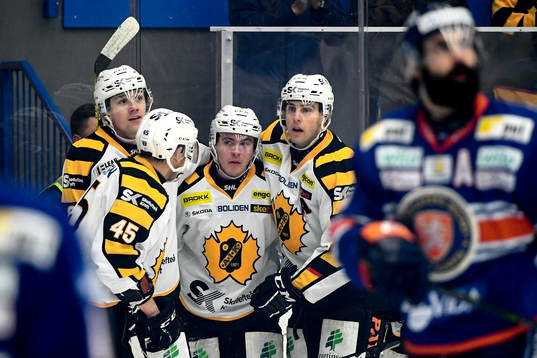 Skellefteås Andreas Wingerli jublar med lagkamrater