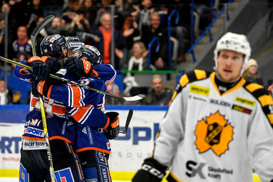 Växjös Daniel Rahimi jublar