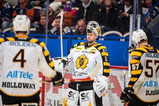 Skellefteås målvakt Joni Ortio deppar med Bud Holloway