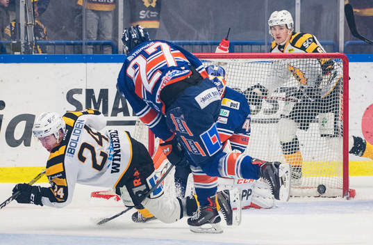 Skellefteås Andreas Wingerli gör 2-1 målet medan