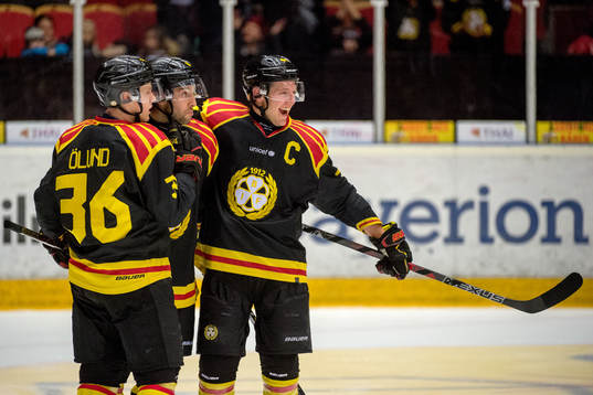 Brynäs Aaron Palushaj jublar med lagkamrater