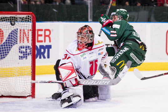 Frölundas Victor Olofsson skjuter 1-0 bakom Örebros