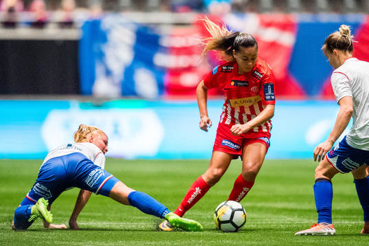 Gunnhildur Jónsdóttir of Vålerenga and Francielle Manoel