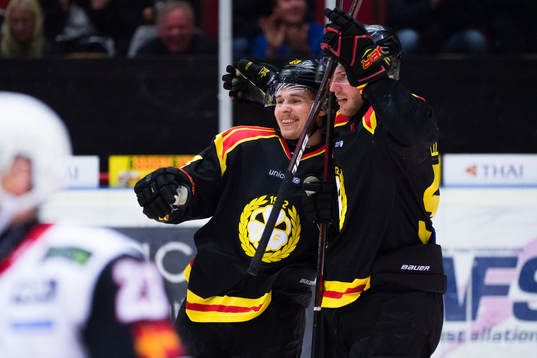 Brynäs Lucas Carlsson och Christopher Liljewall  jublar