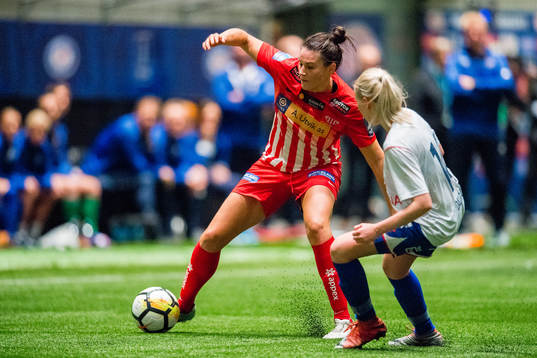 Emily Gielnik of Avaldsnes and Tina Dalgård of Vålerenga
