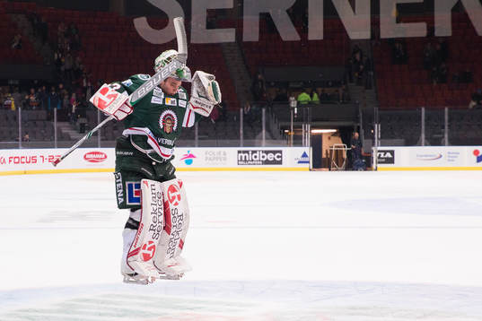Frölundas målvakt Johan Gustafsson jublar framför klacken
