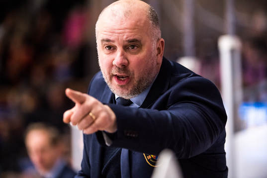 Djurgårdens assisterande tränare Stefan Nyman reagerar