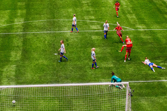 Elise Hove Thorsnes of Avaldsnes celebrates with teammates