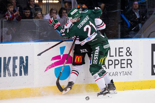 Frölundas Christoffer Ehn  tacklar Örebros Jonathan
