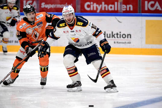 Karlskronas Cory Murphy och Djurgårdens Niclas Bergfors