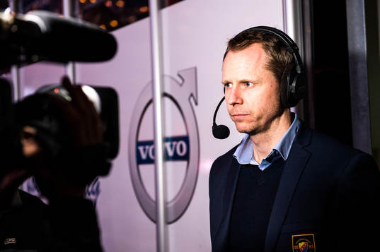 Djurgårdens tränare Robert Ohlsson  blir intervjuad av
