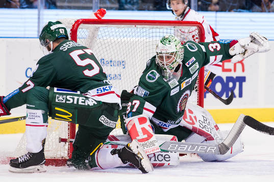 Frölundas Mike Weber och Frölundas målvakt Johan