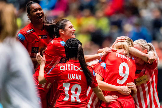 Elise Hove Thorsnes of Avaldsnes celebrates with teammates