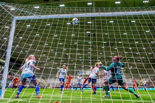 Goalkeeper Michelle Jenny Betos of Vålerenga sees the ball