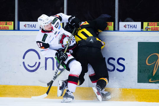 Malmö Redhawks Max Görtz tacklar Brynäs Jesper Jensen