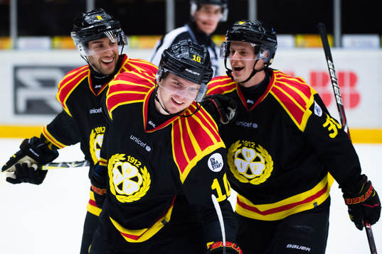 Brynäs Marcus Ersson jublar med Aaron Palushaj och Linus