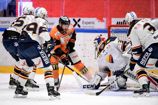 Karlskronas Mattias Guter oroar framför Djurgårdens