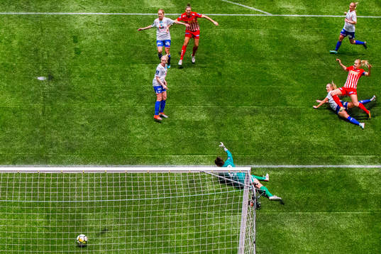 Elise Hove Thorsnes of Avaldsnes scores 1-0 behind