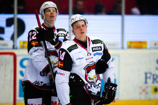 Malmö Redhawks Lars Bryggman och Carl-Johan Lerby deppar