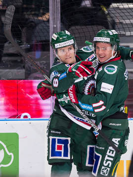 Frölundas Lias Andersson jublar ihop med Victor Olofsson