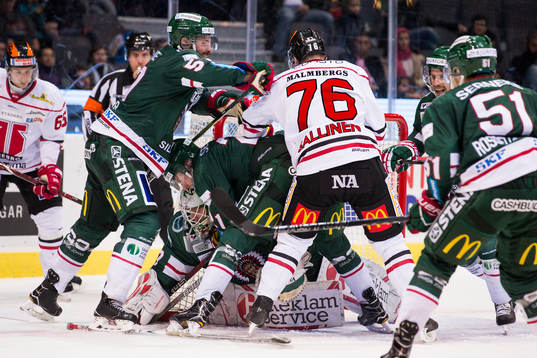 Frölundas Mike Weber håller undan Örebros Jare Sallinen
