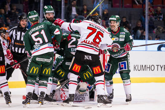 Frölundas Mike Weber håller undan Örebros Jare Sallinen