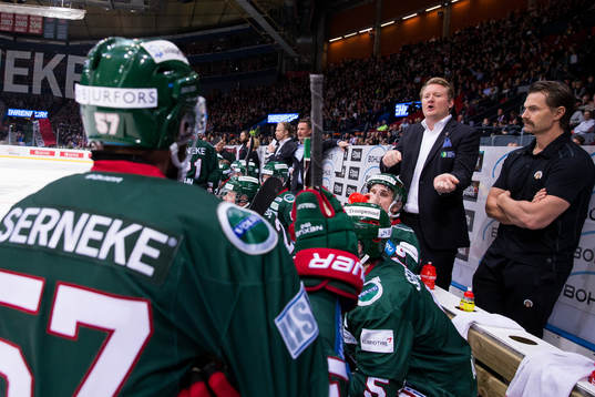 Frölundas Mike Weber får instruktioner från assisterande