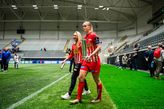 Elise Hove Thorsnes of Avaldsnes with the trophy