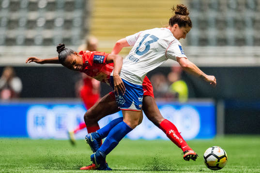 Elise Dana Krieghoff of Vålerenga and Daiane Limeira