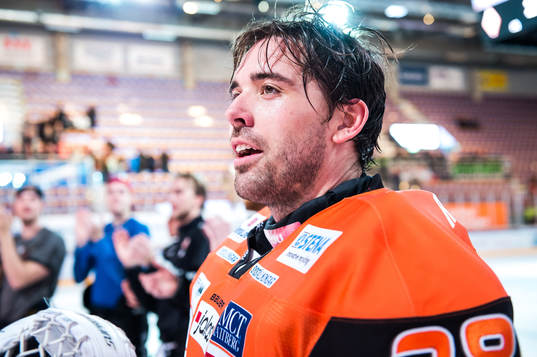 Karlskronas målvakt Johannes Jönsson jublar