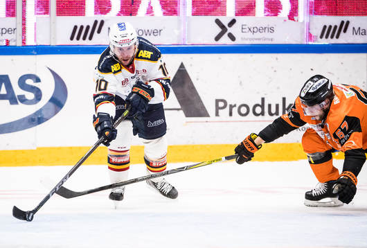 Djurgårdens Niclas Bergfors  och Karlskronas Konstantin