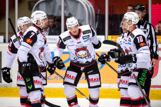 Malmö Redhawks Max Görtz jublar med lagkamrater