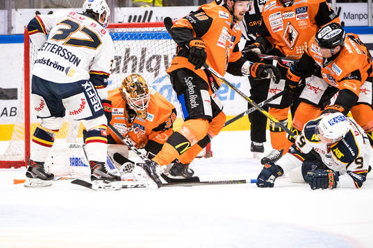 oroligt framför Karlskronas målvakt Johannes Jönsson