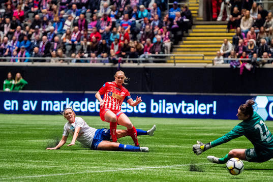 Elise Hove Thorsnes of Avaldsnes scores 1-0 behind