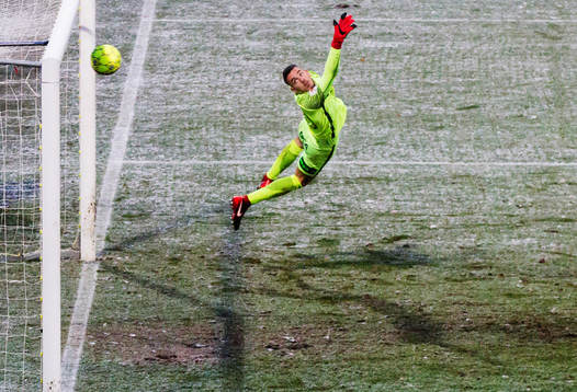 Trelleborgs målvakt Marko Johansson släpper in ett skott