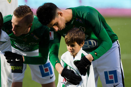 Jönköpings Alejandro Fernandez Portillo värmer en maskot