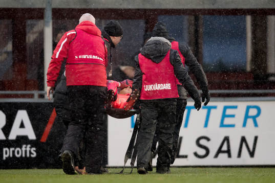 Jönköpings målvakt Anton Cajtoft bärs ut på bår