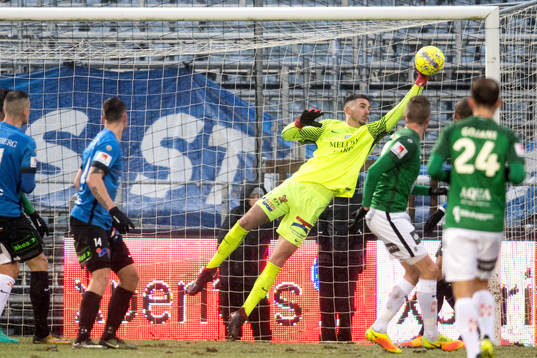Trelleborgs målvakt Marko Johansson räddar